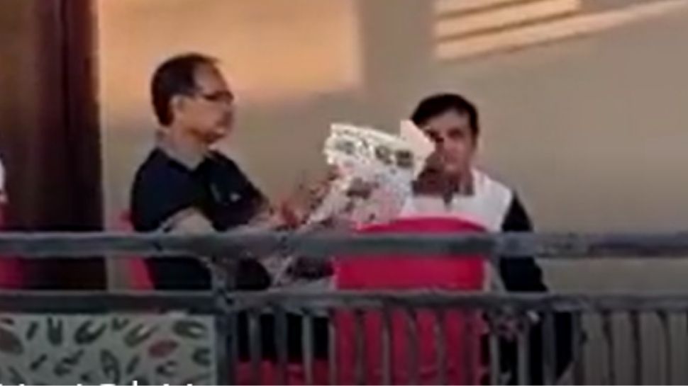 मप्र सीएम शिवराज सिंह कार्यकर्ता के घर सुबह उठे चाय पी, अखबार पढ़ा और सीधे बालकनी में योगा करने पहुंच गए, देखिए