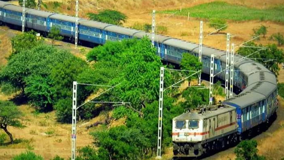 Indian Railways: दिवाली और छठ पर रेलवे चला रहा स्पेशल ट्रेन, जल्दी से बुक करें टिकट 