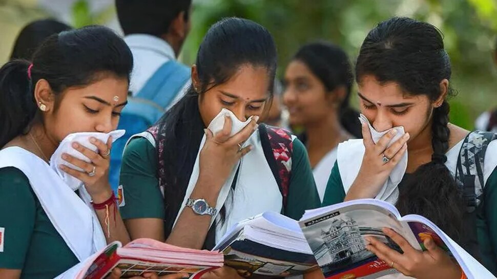 CBSE 10th-12th Exam 2022: ऑनलाइन एग्जाम कराने की मांग पर सीबीएसई ने जारी किया नोटिस, छात्रों को दी ये बड़ी छूट