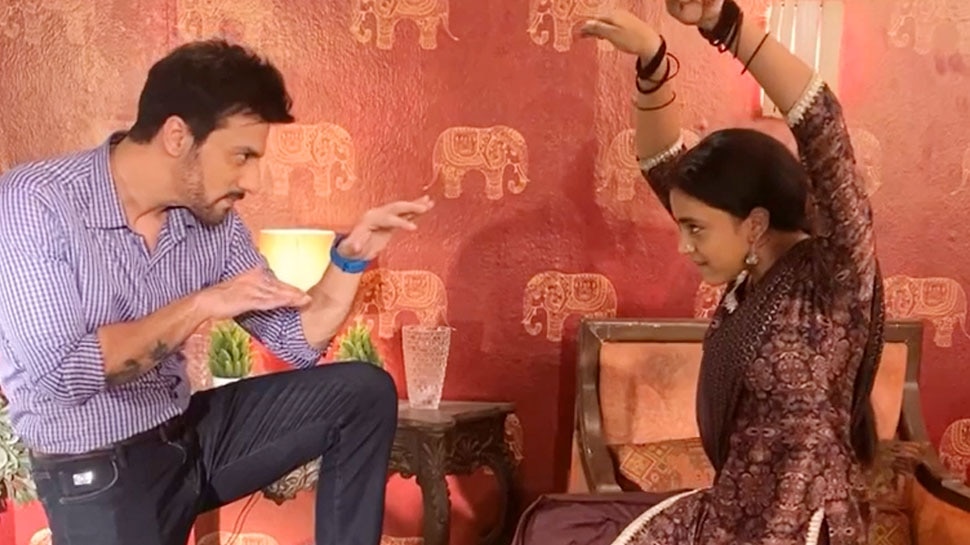 Imlie Spoiler Alert: दुर्गा अवतार में आई देसी इमली, प्रणब पर कर दी लात-घूंसों की बरसात Imlie Spoiler Alert: दुर्गा अवतार में आई देसी इमली, प्रणब पर कर दी लात-घूंसों की बरसात