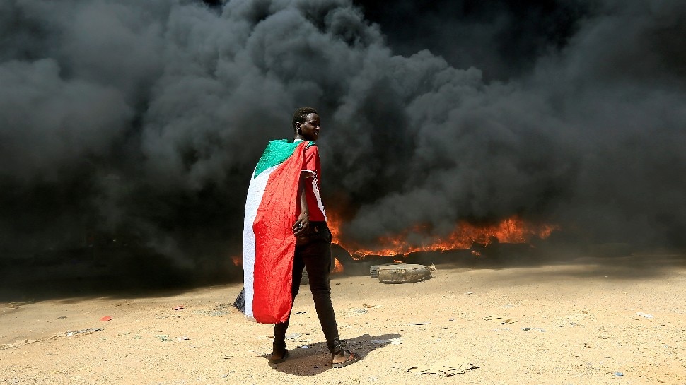 दुनिया में लोकतंत्र की दी जाती रही दुहाई, Sudan में 'धीमे' से हो गया तख्तापलट