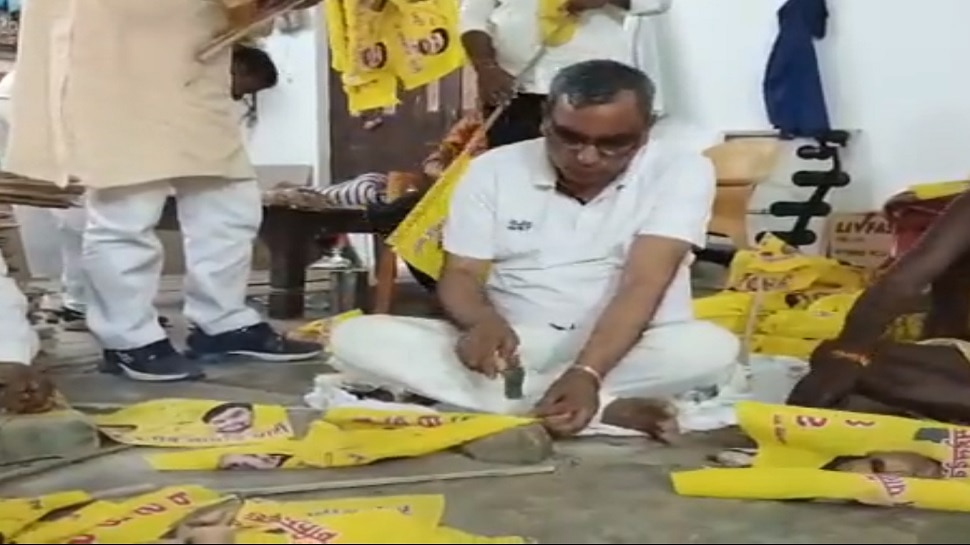 Om Prakash Rajbhar Is In Action Making Own Flag For Rally Up Assembly ...