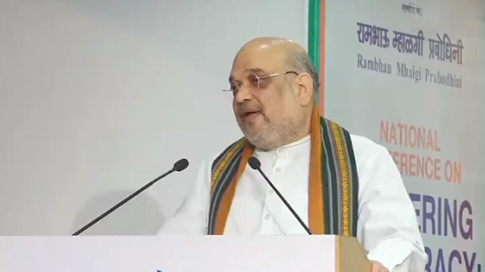विपक्ष पर जमकर बरसे गृह मंत्री अमित शाह, 'अनपढ़ों की फौज से नहीं हो सकता विकास'