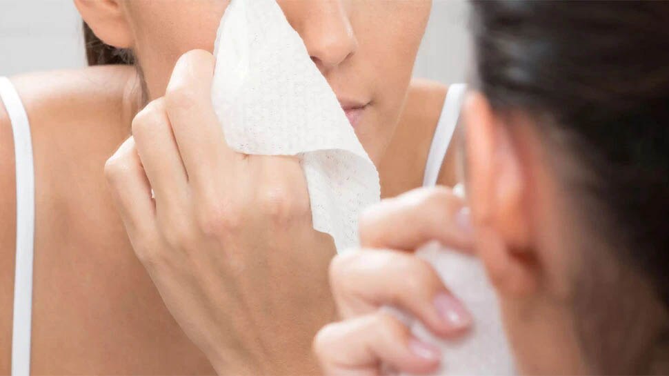 Handkerchief Hygiene: भूलकर भी इस तरह न करें रूमाल का इस्तेमाल, पड़ जाएंगे बीमार