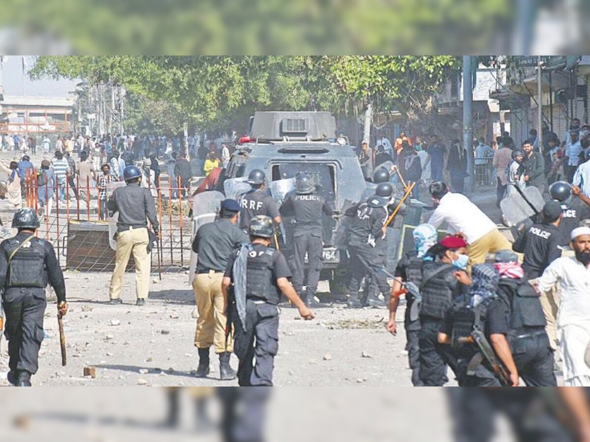 TLP समर्थकों को इस्लामाबाद जाने से रोकते पुलिसकर्मी