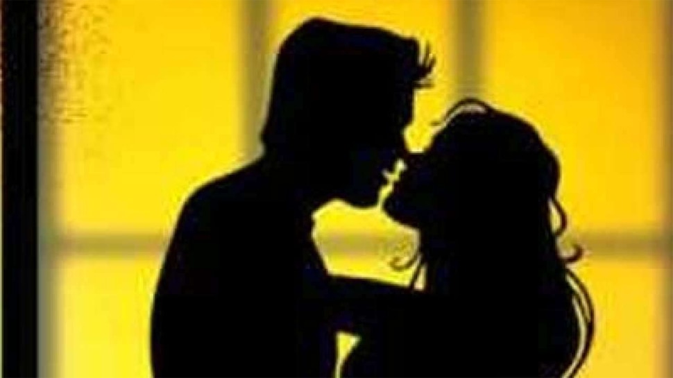 लंबे अर्से बाद एक-दूसरे को देख बेकाबू हुए पूर्व प्रेमी-प्रेमिका, कर गए कुछ ऐसा कि मच गया बवाल