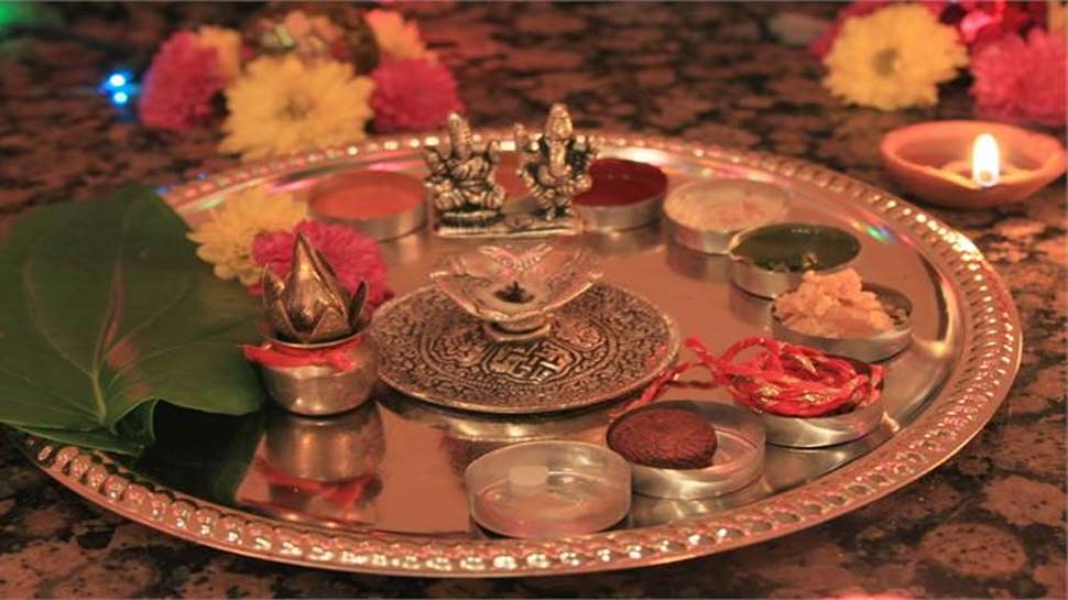 पूजा में घंटी और शंख बजाने से पड़ोसियों को हुई दिक्कत, घर में घुसकर दे डाली जान से मारने की धमकी
