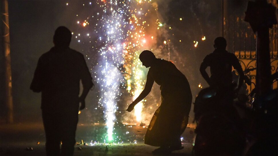 Firecrackers banned on Diwali: दिवाली पर इन राज्यों में पटाखा बैन, जानें किस स्टेट में क्या है नियम; देखें लिस्ट