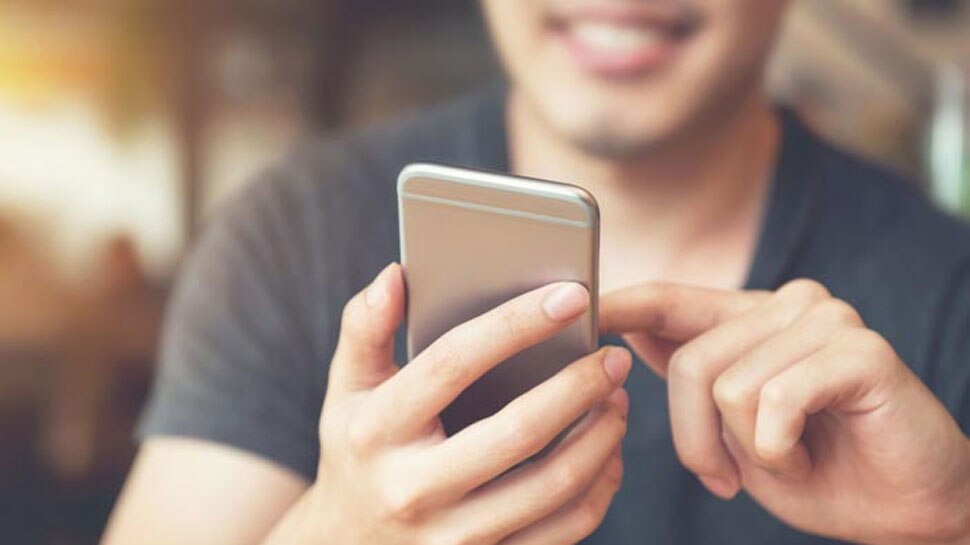 टॉयलेट सीट से भी गंदा है आपका Smartphone, इस्तेमाल करने से हो सकती हैं खतरनाक बीमारियां, ऐसे बचें