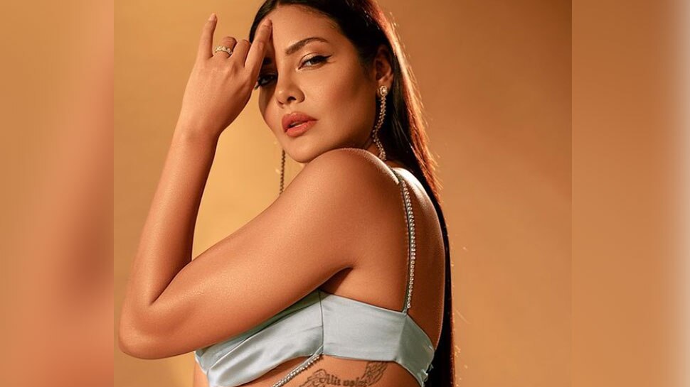 Esha Gupta को सेट पर डायरेक्टर ने दी थी गाली! सालों बाद सुनाई आपबीती