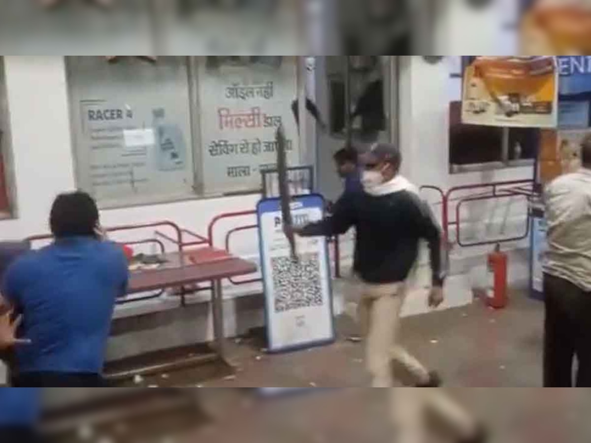 पेट्रोल को लेकर गैंगवार! पुलिस के सामने जो हाथ में आया उससे मारा Video Viral