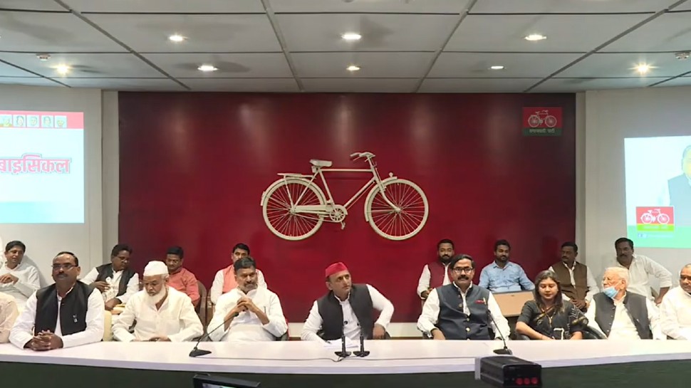 UPAssembly Election 2022 BSP 6 MLAs join SP 1 BJP MLA also joined akhilesh yadav samaajwaadi party SPUP | UP Chunav से पहले BSP को बड़ा झटका: 6 विधायक साइकिल पर हुए