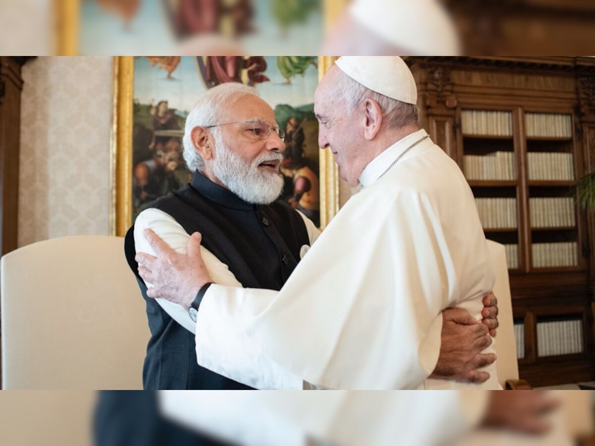 वेटिकन सिटी में पोप फ्रांसिस से मुलाकात करते पीएम मोदी