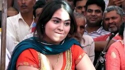 हरियाणवी डांसर RC Upadhyay ने अपने तीखे इशारों से लोगों को चखा दी मिर्च! Video Viral