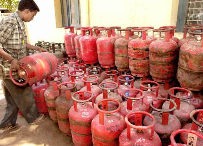 LPG Price Hike: दिवाली से पहले बड़ा झटका, गैस सिलेंडर के दाम में 266 रुपये का इजाफा