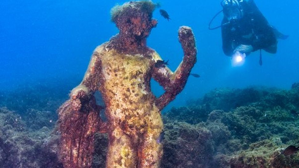 two-thousand-year-old-roman-era-party-city-found-inside-sea-in-italy