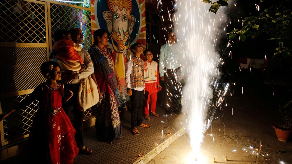 Diwali 2021: क्या होते हैं ग्रीन पटाखे और नॉर्मल पटाखों से कैसे हैं अलग? जानें कहां से खरीद सकते हैं