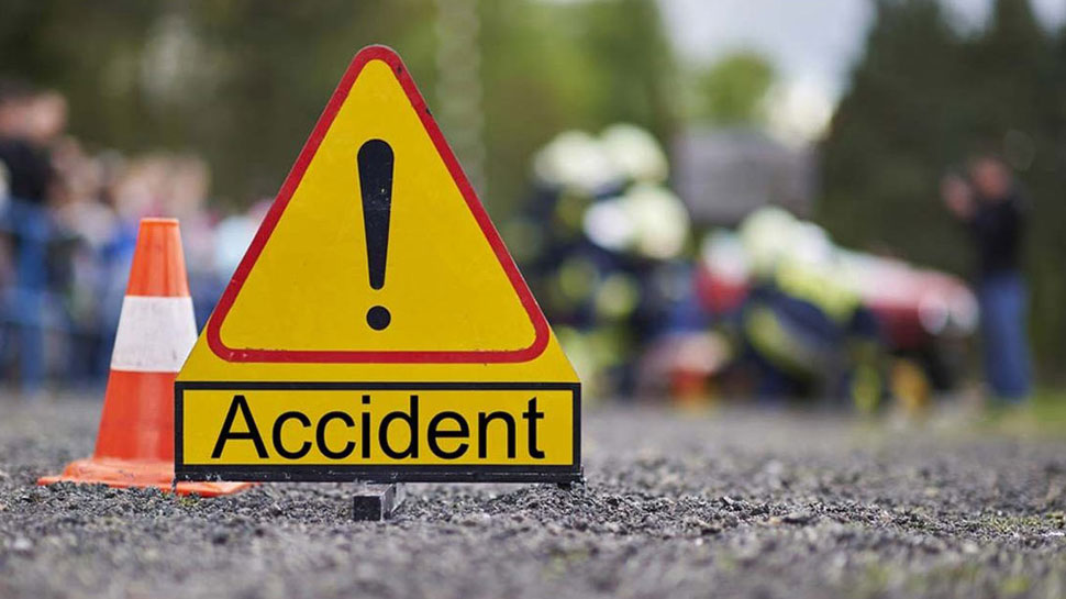 indore sadak hadsa Dumper engaged in metro construction hit bike riders  died due to head crushing in mr-10 dvm | मेट्रो कंस्ट्रक्शन में लगे डंपर ने  बाइक सवार युवकों को मारी टक्कर,