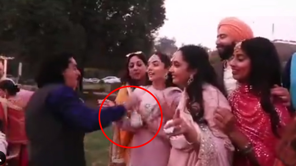 Jija Saali Video: जीजाजी के जूते चुराकर खुशी मना रही थीं सालियां, तभी एक शख्स ने दिया बड़ा झटका Jija Saali Video: जीजाजी के जूते चुराकर खुशी मना रही थीं सालियां, तभी एक शख्स ने दिया बड़ा झटका