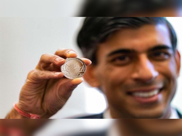 ब्रिटेन के वित्त मंत्री ऋषि सुनक सोने के सिक्के के साथ 