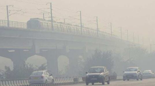 नोएडा और गाजियाबाद में दिल्ली से ज्यादा प्रदूषण, 900 के पार AQI