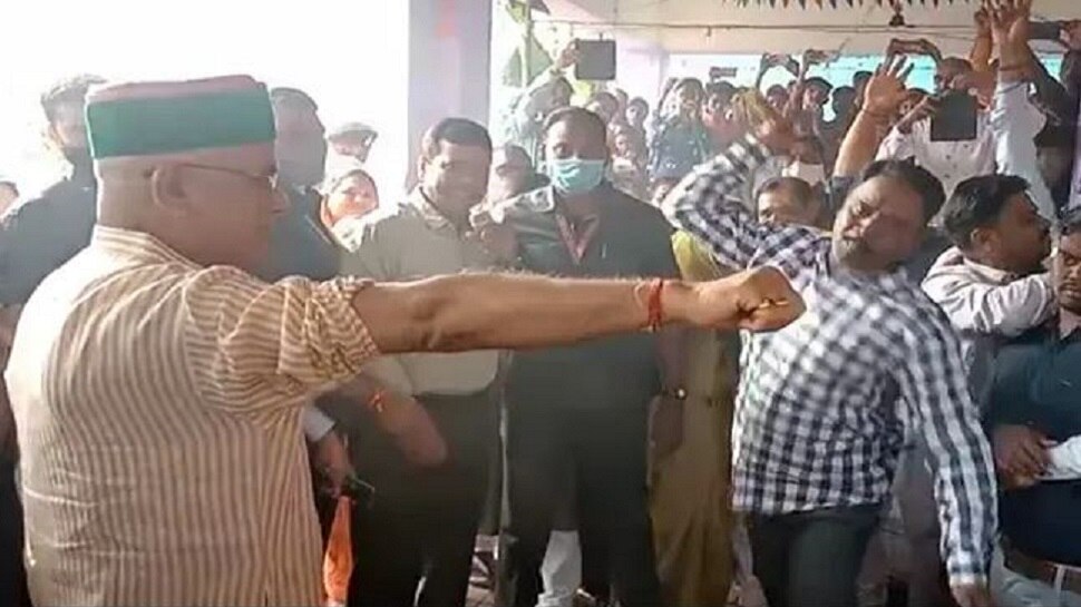 ଛତିଶଗଡ଼ ମୁଖ୍ୟମନ୍ତ୍ରୀଙ୍କୁ ଦଉଡ଼ିରେ ପିଟିଲେ ଯୁବକ, ଯନ୍ତ୍ରଣାରେ ମଧ୍ୟ ହସିବାକୁ ଲାଗିଲେ CM, ଜାଣନ୍ତୁ ମାମଲା