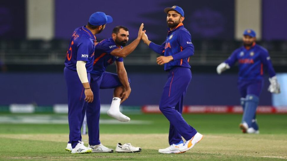 T20 WC: मोहम्मद शमी की 3 गेंदों पर चटके स्कॉटलैंड के 3 विकेट, लेकिन नहीं हो पाई हैट्रिक, जानिए पूरी कहानी T20 WC: मोहम्मद शमी की 3 गेंदों पर चटके स्कॉटलैंड के 3 विकेट, लेकिन नहीं हो पाई हैट्रिक, जानिए पूरी कहानी