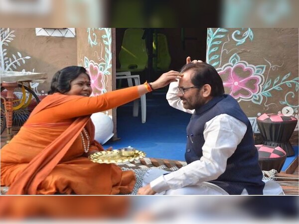 साध्वी निरंजन ज्योति के साथ केंद्रीय अल्पसंख्यक मामलों के मंत्री मुख्तार अब्बास नकवी 