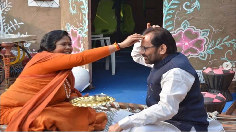 साध्वी निरंजन ज्योति के साथ केंद्रीय अल्पसंख्यक मामलों के मंत्री मुख्तार अब्बास नकवी साध्वी निरंजन ज्योति के साथ केंद्रीय अल्पसंख्यक मामलों के मंत्री मुख्तार अब्बास नकवी