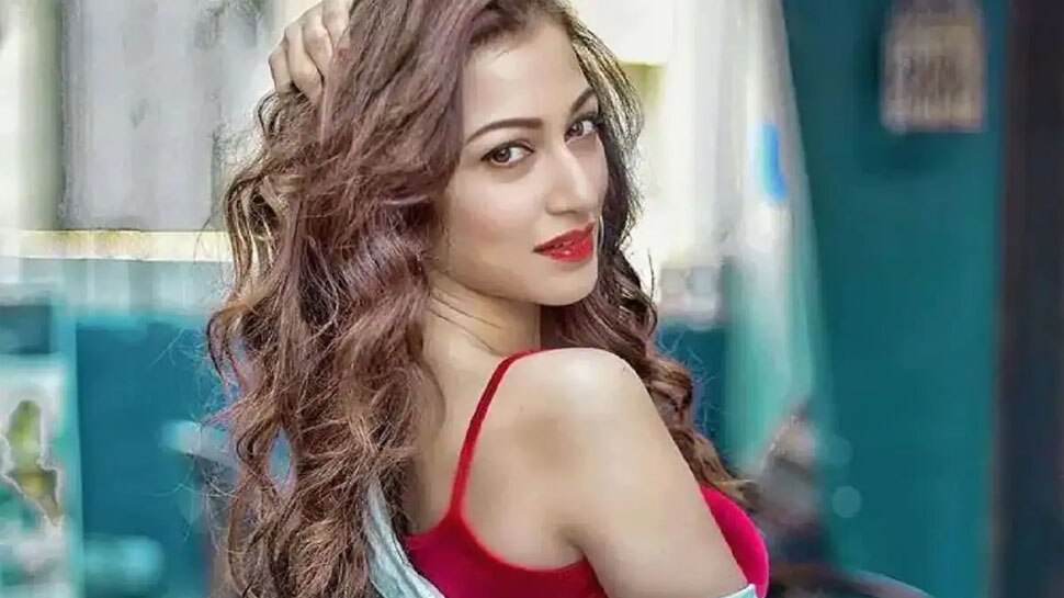 नाइट ड्रेस में 'अंजलि भाभी' की फोटो हुई वायरल, गुलाबों से सजी सेज पर दिखाया दिलकश अंदाज