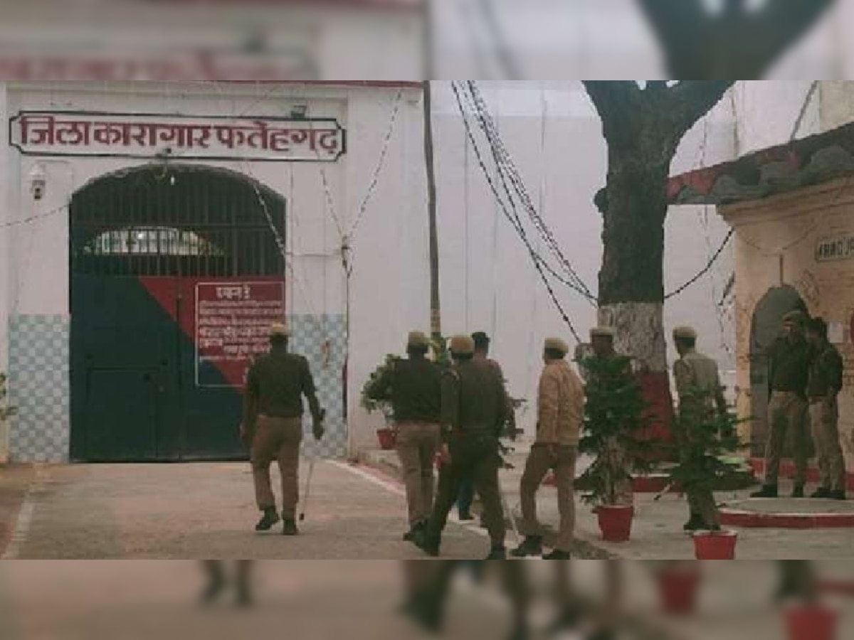 फर्रुखाबाद जेल में कैदी हुए हमलावर: मेन गेट पर कब्जा कर परिसर में लगाई आग, पुलिस पर पथराव
