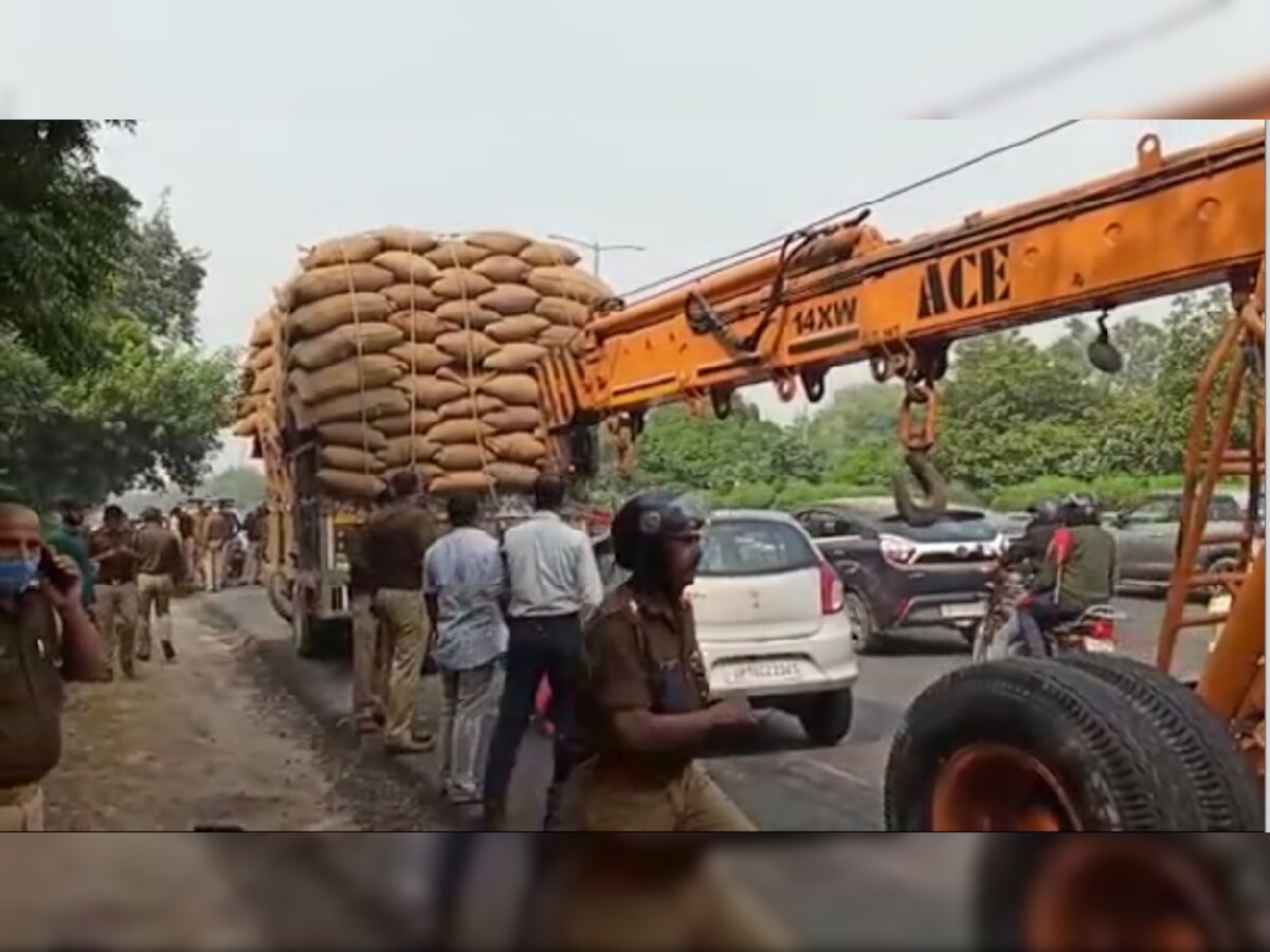 नोएडा एक्सप्रेस-वे पर सड़क हादसा: ट्रैक्टर-ट्रॉली में पीछे से जा घुसी कार, 2 लोगों की मौत