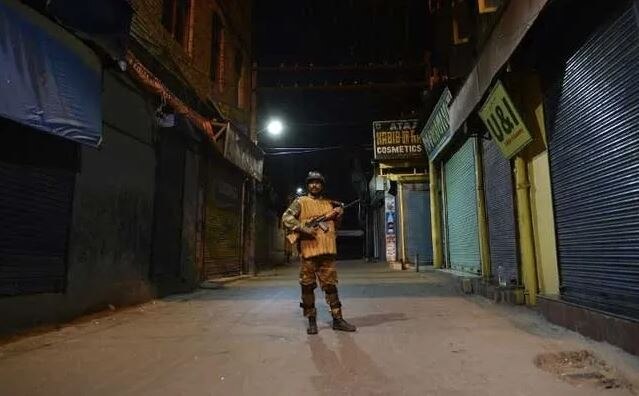 श्रीनगर में आतंकियों ने की पुलिसकर्मी की हत्या, घर के बाहर मारीं गोलियां
