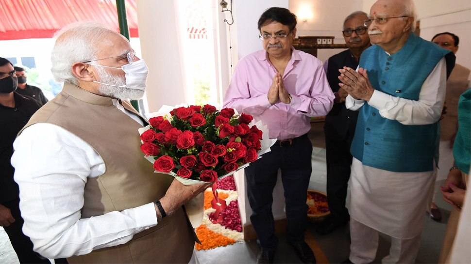 Advani के जन्मदिन पर उनके घर पहुंचे Modi ने की किस्सागोई,जवाब में मिला सिर्फ एक शब्द