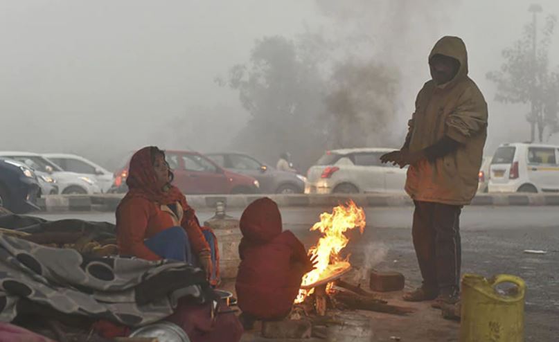 Winter in Delhi: कब पड़ेगी दिल्ली-यूपी में कड़ाके की ठंड, जानिए तापमान और प्रदूषण का हाल