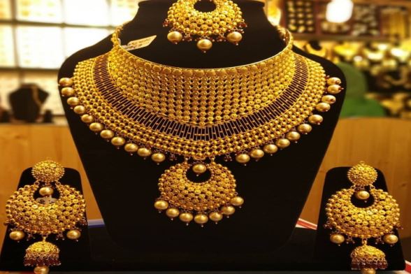 Gold Price: रविवार से शुरू हो रहीं शादियों के लिए खरीदारी का सुनहरा मौका, ₹8200 सस्ता बिक रहा सोना