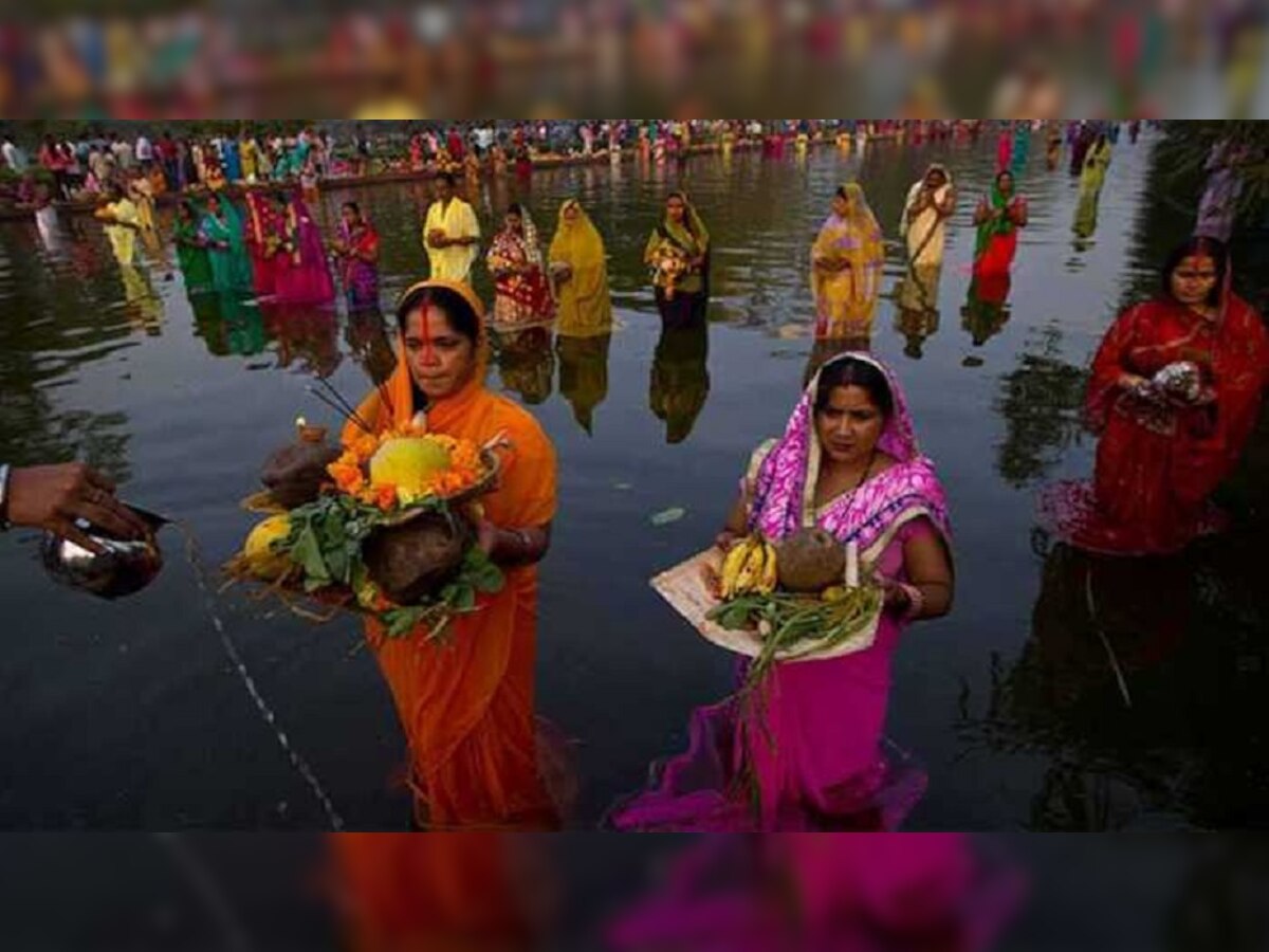  छठ पर्व की भक्ति में डूबे लोग. (फाइल फोटो)