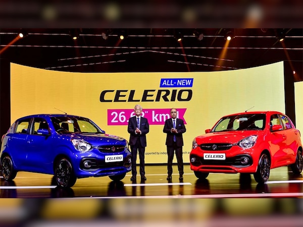 सेलेरियो कार को लांच करते कम्पनी के अधिकारी 