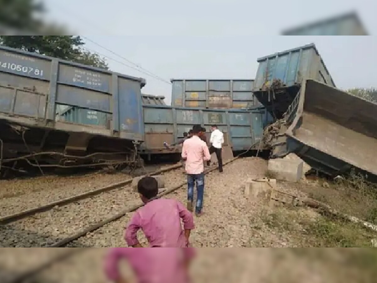 जौनपुर रेल हादसा: पटरी से उतरी मालगाड़ी पूरी तरह क्षतिग्रस्त, बाधित हुआ कई ट्रेनों का रूट