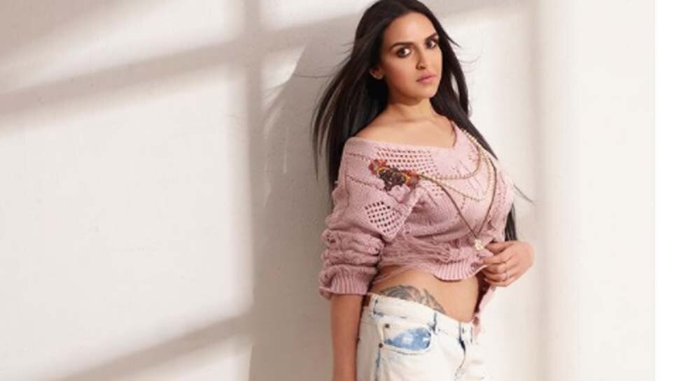देओल खानदान की इस एक्ट्रेस ने सिर्फ शर्ट पहनकर दिया बोल्ड पोज, कातिलाना हुस्न पर फिदा हुए फैंस