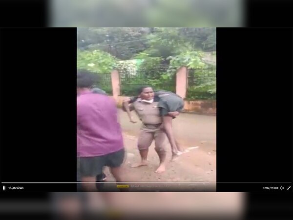 बेहोश शख्स को कंधे पर उठाए महिला पुलिस अधिकारी 