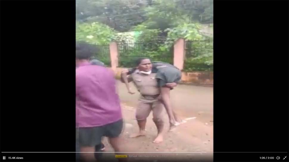 बेहोश शख्स को कंधे पर उठाए महिला पुलिस अधिकारी बेहोश शख्स को कंधे पर उठाए महिला पुलिस अधिकारी