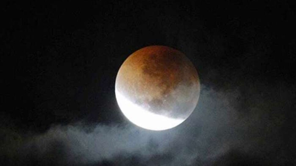 Lunar Eclipse: चंद्र ग्रहण के दौरान कुछ भी खाना वर्जित क्यों है? जानें इसकी सबसे बड़ी वजह.