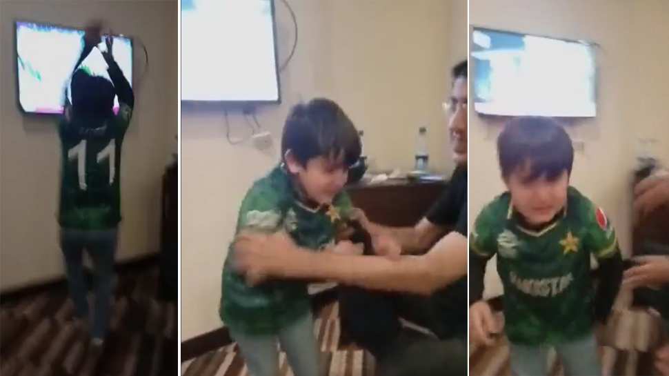 Pakistan की हार के सदमे में छोटे बच्चे का TV के सामने रो-रोकर बुरा हाल, देखिए VIDEO Pakistan की हार के सदमे में छोटे बच्चे का TV के सामने रो-रोकर बुरा हाल, देखिए VIDEO