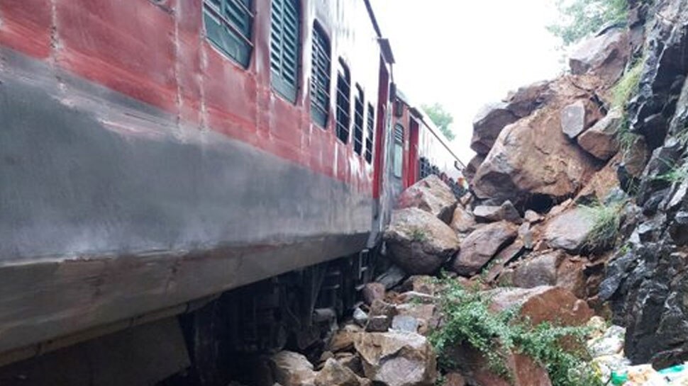 बेंगलुरु में बड़ा रेल हादसा: तेज रफ्तार से आ रही थी ट्रेन तभी गिरी चट्टान, कई बोगियां डिरेल