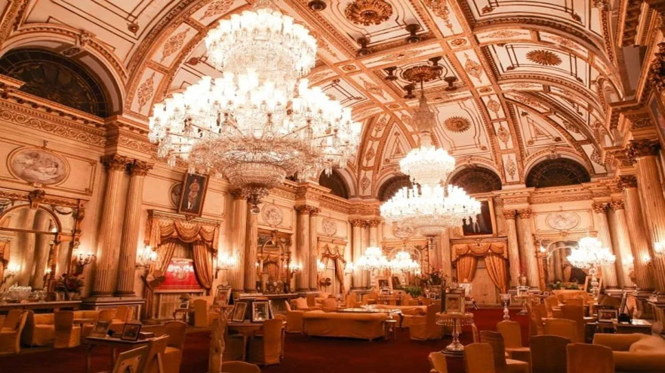 बड़े-बड़े झूमर करते हैं ध्यान आकर्षित