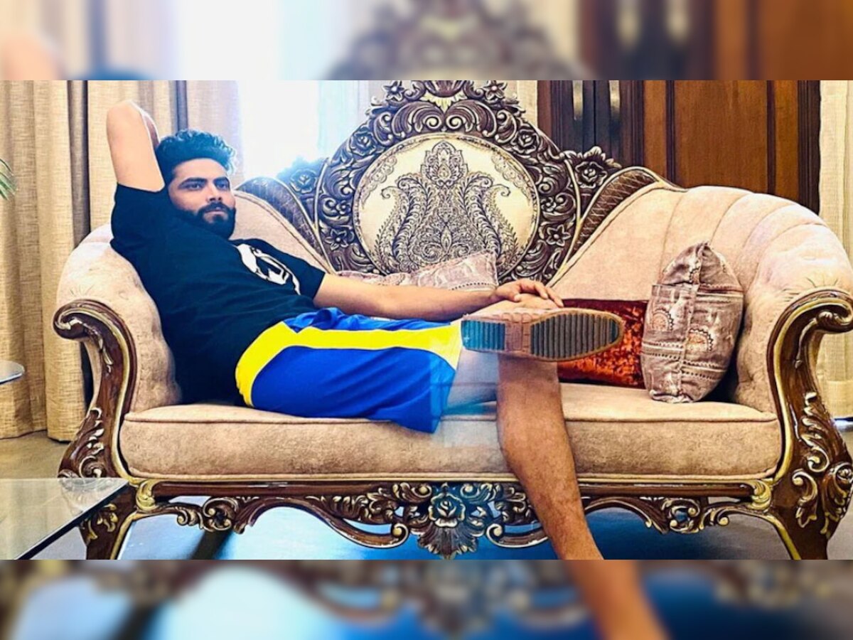 लिविंग रूम में शाही सोफा