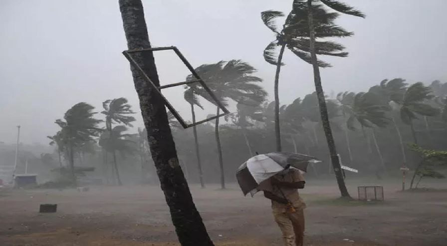 केरल में भारी बारिश के कारण रेड अलर्ट जारी, कई जगहों पर खतरे के निशान तक पहुंचा जल स्तर