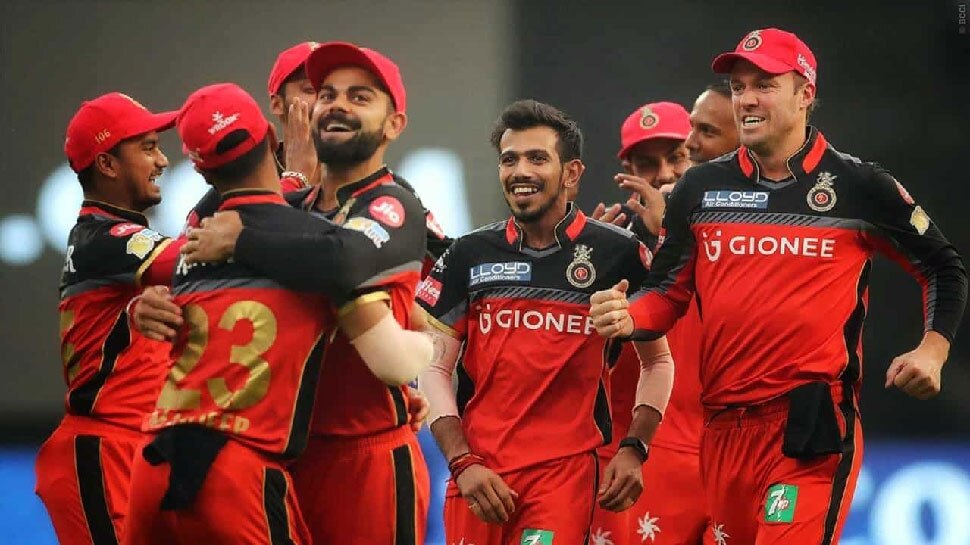 IPL: RCB से बाहर होगा कोहली का Best Friend? अगले सीजन ये 4 खिलाड़ी हो सकते हैं रिटेन
