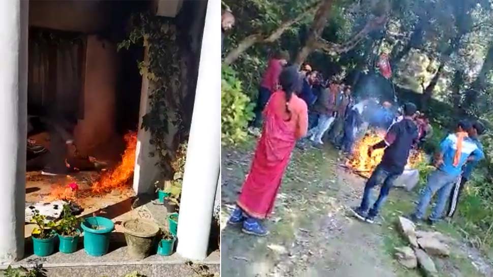 सलमान खुर्शीद के घर आगजनी और पत्थर बाजी, देखिए VIDEO और PHOTOS सलमान खुर्शीद के घर आगजनी और पत्थर बाजी, देखिए VIDEO और PHOTOS